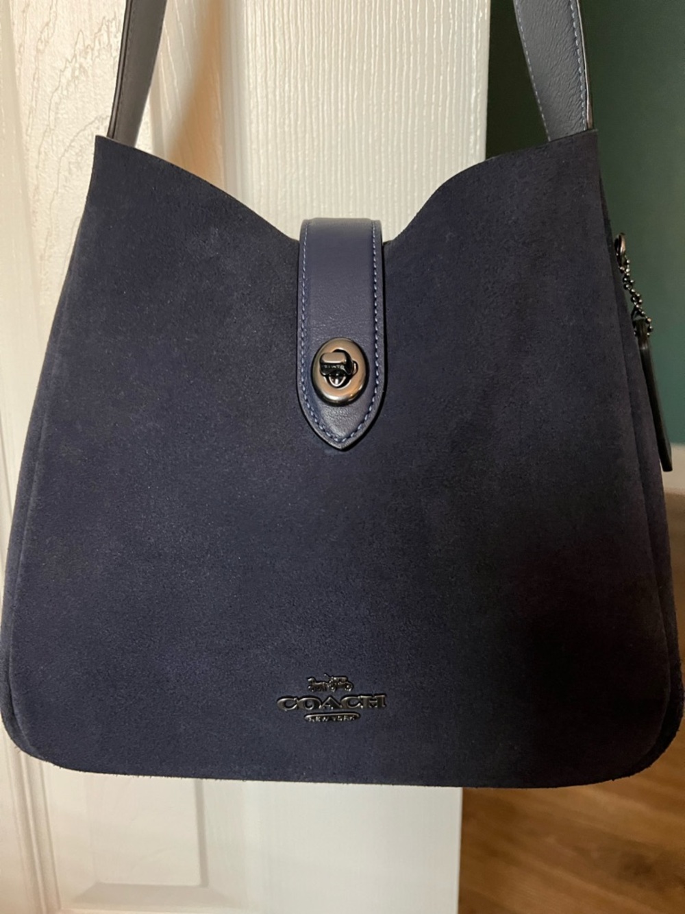 Coach Navy Suede Shoulder Bag with Polished Logo - Picture 5 of 9
